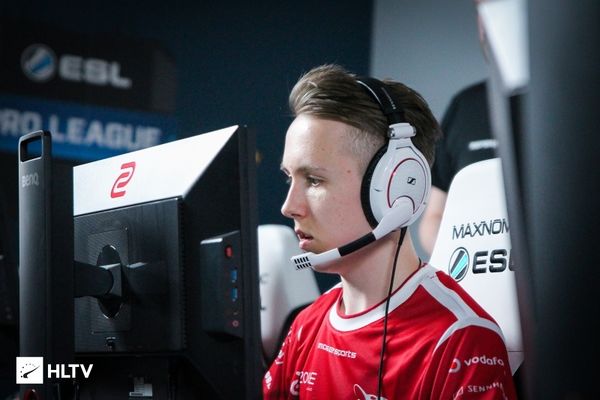 Royal Never Give Up 发布 2025 赛季阵容：增加了一名新的辅助选手 Niket